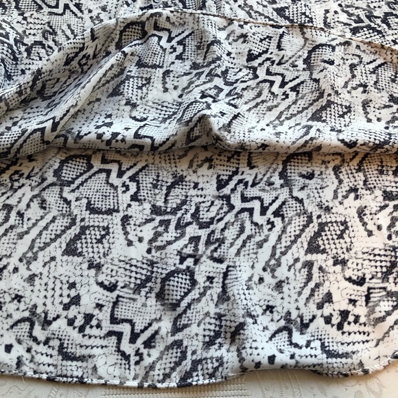 Vince Camuto White/Gray Snake Skin Animal Print Blouse Shirt Women’s Size XL - Picture 13 of 16
